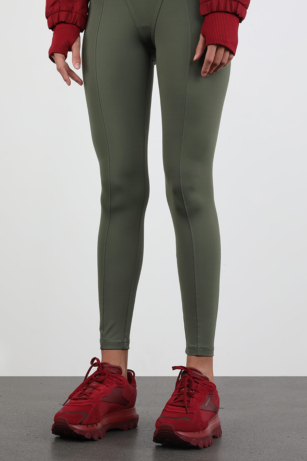 תמונת כל הלוק של קארדי בי X ריבוק סניקרס קלאסיות בגוון בורדו